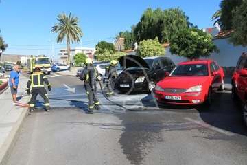 Los bomberos sofocan el incendio de un vehículo en San Juan  (Foto TA)